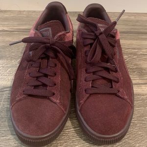 Suede Maroon PUMAs size 6